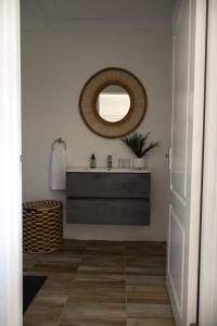 ein Badezimmer mit Waschbecken und Spiegel in der Unterkunft Willowdale Farm Cottage 2 in Nottingham Road