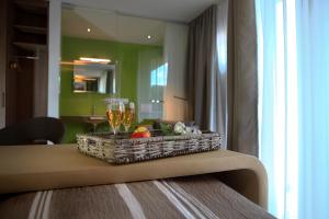 - une table avec un plateau et des verres à champagne dans l'établissement Hotel Adler, à Freudenstadt