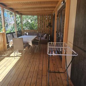een veranda met een tafel en stoelen op een terras bij Sweet house Pakoštane in Pakoštane