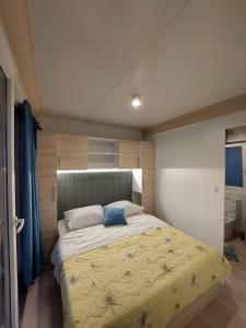 een slaapkamer met een groot bed in een kamer bij Sweet house Pakoštane in Pakoštane