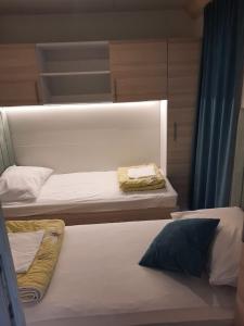 2 bedden in een kleine kamer met 3,3,3,3,3,3,3,3,3,3,3,3,3,4,3,4,3,4,1,4,1,4,1,4,1,4,1,4,1,4,0,1,0,0,0,0,0,0,0,0,0,0,0,0,0,0,0,0,0,0,0,0,0,0,0,0,0,0,0,0,0,0,0,0,0,0,0,0,0,0,0,0,0,0,0,0,0,0,0,0,0,0,0,0,0,0,0,0,0,0,0,0,0,0,0,0,0,0,0,0,0,0,0,0,0,0,0,0,0,0,0,0,0,0,0,0,0,0,0,0,0, bij Sweet house Pakoštane in Pakoštane