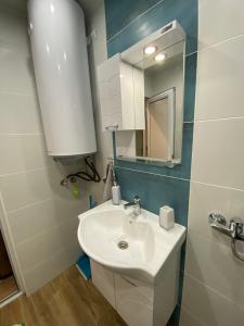 un bagno con un lavandino bianco e uno specchio di Guest Apartment Kristi a Stara Zagora