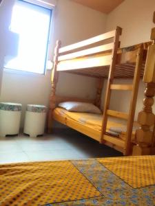 Ce lit superposé se trouve dans un dortoir doté d'une fenêtre. dans l'établissement Savanna Beach, au Cap d'Agde