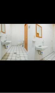 a bathroom with two sinks and two urinals at Hospedaje Villa Hidalgo in Villa Hidalgo