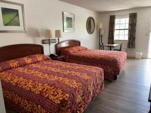 Ένα ή περισσότερα κρεβάτια σε δωμάτιο στο American Inn