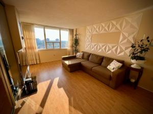 Posezení v ubytování Lower Penthouse Suite with Pools & Sunset Views