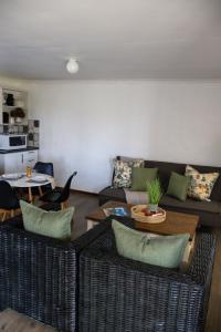 ein Wohnzimmer mit Sofa und Tisch in der Unterkunft Willowdale Farm Cottage 2 in Nottingham Road