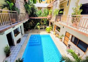 an overhead view of a swimming pool in a building at Sunset Suites in Brisas de Zicatela
