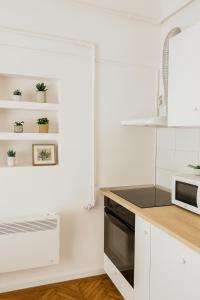 O bucătărie sau chicinetă la Emerald Escape - Calea Victoriei +8 fotografii