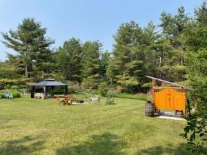 パースにあるGlamping at the Cabinのガゼボとピクニックテーブルのある公園