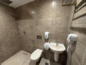 een badkamer met toilet en wastafel bij Viaje Hotel Downtown Cairo in Caïro