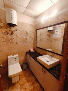 A bathroom at Modern Comfy Vibes Studio Close to Expo & Metro