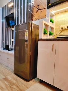 A kitchen or kitchenette at Modern Comfy Vibes Studio Close to Expo & Metro