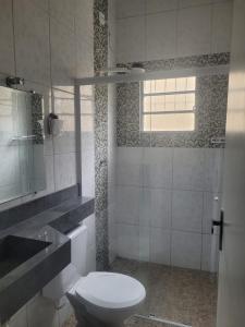 モンガグァーにあるEPK House Mongaguáのトイレとシャワー付きの白いバスルーム