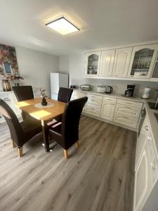 a kitchen with a table and chairs in a kitchen at Eifeltraum Mendig, 3 Sterne, Ferienwohnung in Mendig