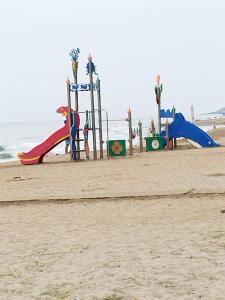 - une aire de jeux sur la plage au bord de l'océan dans l'établissement Apartamento reformado con terraza vistas al mar y a las piscinas de Magic World garaje y piscina frente a Balneario Aire acondicionadowifi, à Oropesa del Mar 27 autres photos