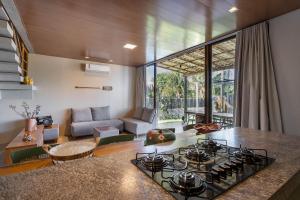 een keuken en een woonkamer met een fornuis bij Piscina e serviço incluído na Rota dos Milagres in Tatuamunha