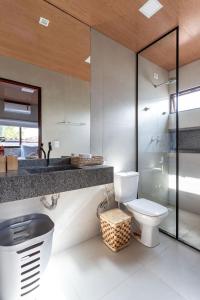 een badkamer met toilet en wastafel bij Piscina e serviço incluído na Rota dos Milagres in Tatuamunha +33 foto's
