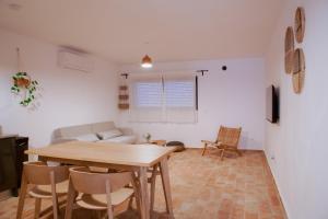 a living room with a table and a couch at Mar-Ria 1 in Fuzeta