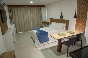 Giường trong phòng chung tại Ondas de Pipa - Flats e Suítes