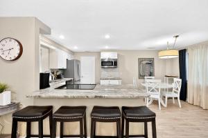 Η κουζίνα ή μικρή κουζίνα στο Tranquil Pool Home in Sarasota