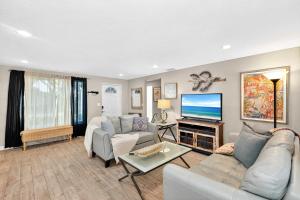 TV/trung tâm giải trí tại Tranquil Pool Home in Sarasota