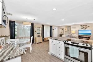 Nhà bếp/bếp nhỏ tại Tranquil Pool Home in Sarasota