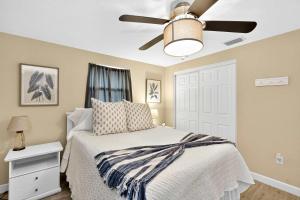 Giường trong phòng chung tại Tranquil Pool Home in Sarasota +30 ảnh