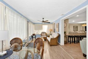 un soggiorno con un divano e un tavolo di Tranquil Pool Home in Sarasota a Sarasota