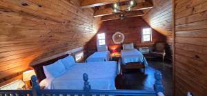 Ruang duduk di Eagle's Bluff Cabin