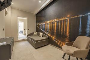 una sala de estar con una pintura de un río en Lolli Boutique & SPA Mondello, en Palermo
