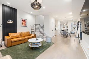 Kuchyň nebo kuchyňský kout v ubytování Designer 3-Bedroom Home with King Bed, Family-Friendly, Columbia Heights