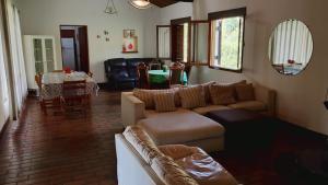 ein Wohnzimmer mit Sofa und Tisch in der Unterkunft Pousada e Marina Pier 44 in Nazaré Paulista