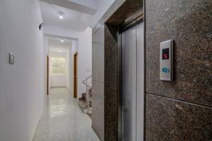 a hallway with a door with the number eight on it at Hotel O Varcity Comforts Near St. John Medical College in Bengaluru