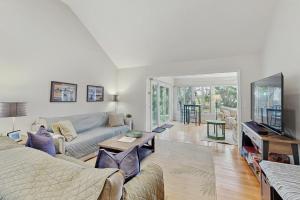 ein Wohnzimmer mit Sofa und Fernseher in der Unterkunft Golf Shores 438 in Seabrook Island