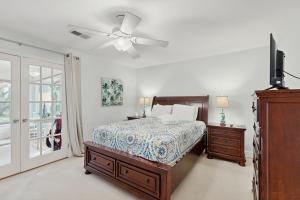 ein Schlafzimmer mit Bett und Deckenventilator in der Unterkunft Golf Shores 438 in Seabrook Island
