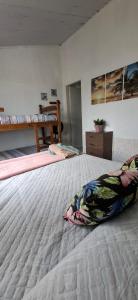 Un dormitorio con una cama grande con una almohada. en Brachil 2, en Búzios