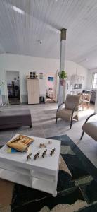 Una sala de estar con una mesa con cuatro pájaros encima. en Brachil 2, en Búzios 32 fotos más