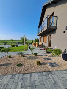 ein Haus mit einer Terrasse und einem Balkon in der Unterkunft Willa MagdaLenka in Pary