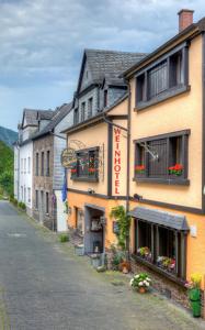 eine leere Straße in einer Stadt mit Gebäuden in der Unterkunft Weinhotel Hubertus Garni in Klotten