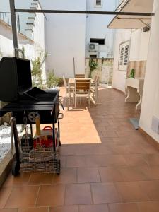 an outdoor patio with a piano and a table at Gemütliches Salento-Ferienhaus, zentral gelegen mit Garage, Garten und Heizung in Cutrofiano +42 photos