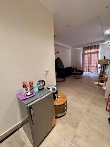 une cuisine avec un réfrigérateur et un salon dans l'établissement Alamein 2 bedroom الحي اللاتيني, à El Alamein
