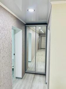 Студия 3-х комнатная ул Соборности 42 في كريفوي روغ: ممر مع أبواب زجاجية منزلقة في مبنى