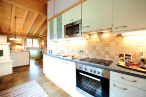 Kuchyňa alebo kuchynka v ubytovaní Luxury Chalets Wiesenruh