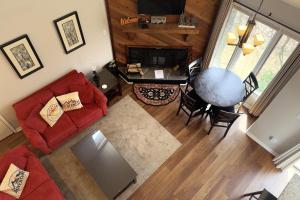 an overhead view of a living room with a red couch at Laurelwood 95 with Wintergreen Advantage in Wintergreen
