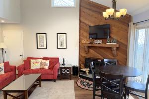 un salon avec un canapé rouge et une cheminée dans l'établissement Laurelwood 95 with Wintergreen Advantage, à Wintergreen