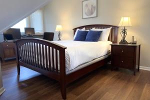 - une chambre dotée d'un grand lit avec des draps blancs et des oreillers bleus dans l'établissement Laurelwood 95 with Wintergreen Advantage, à Wintergreen 16 autres photos