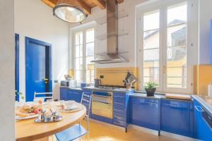 Cuisine ou kitchenette dans l'établissement Night at the Museum - FREE Parking by Rent All Como