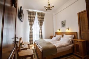 Postel nebo postele na pokoji v ubytování La Teo Pensiune si Pivnita