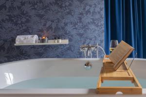 Vista Lario by Rent All Como في Carate Urio: حمام مع حوض استحمام مع علامة عليه +34 صورة